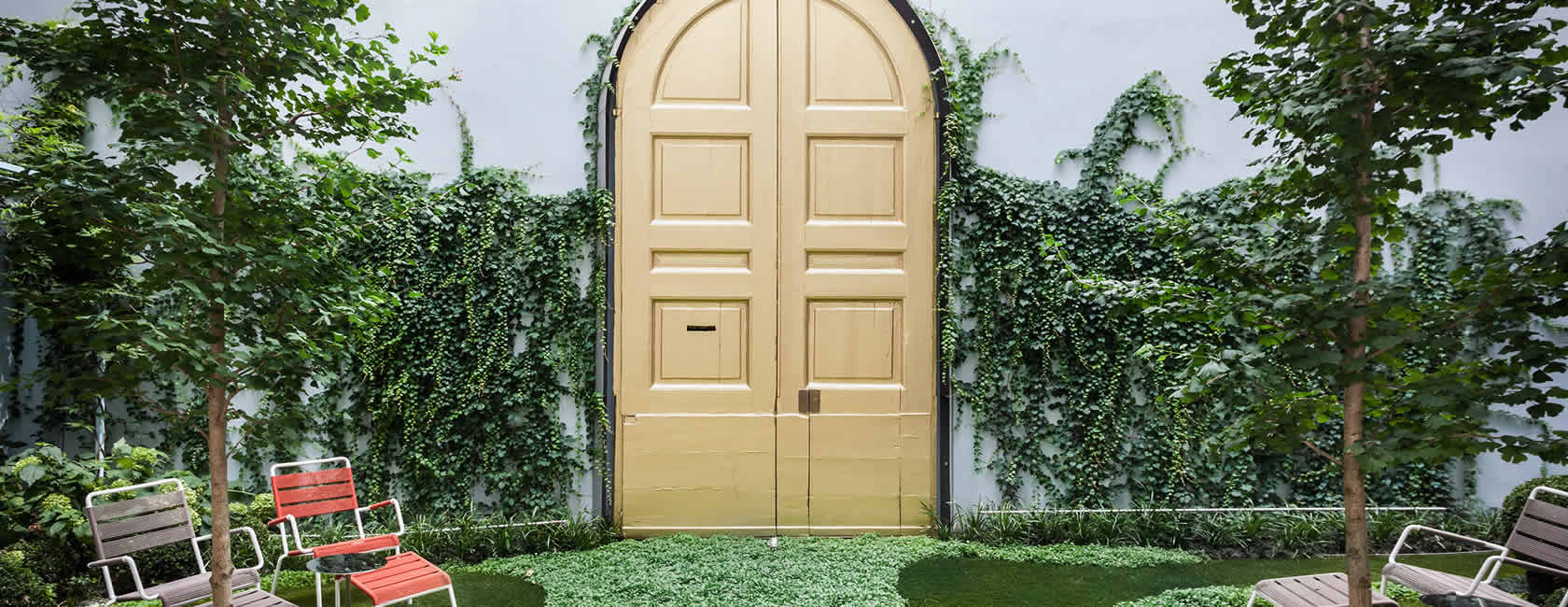Portal dorado del patio exterior del Senato Hotel Milano