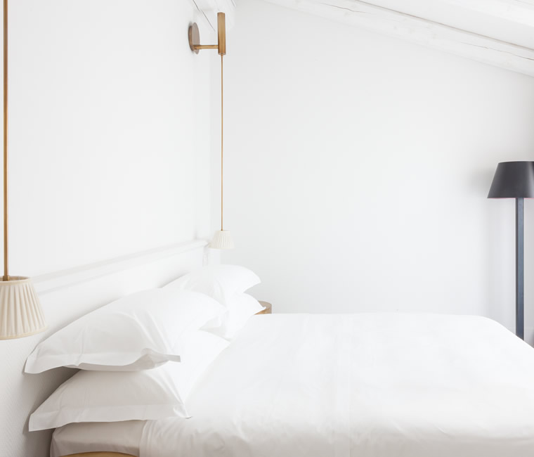 Детали кровати в номере полулюкс Junior Suite в Senato Hotel Milano