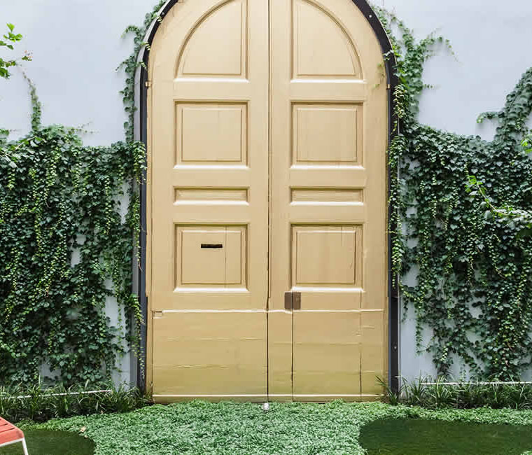 Primo piano sulla porta d'oro del dehors di Senato Hotel Milano