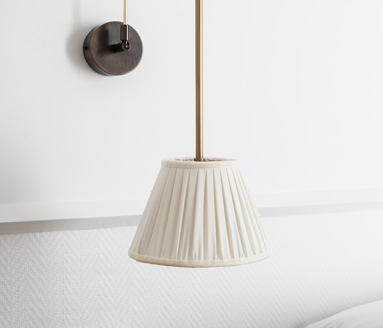 Weiße Lampe in einem Zimmer des Senato Hotels Milano